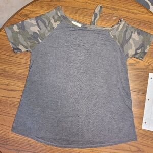 Cold shoulder Camo Top short sleeved